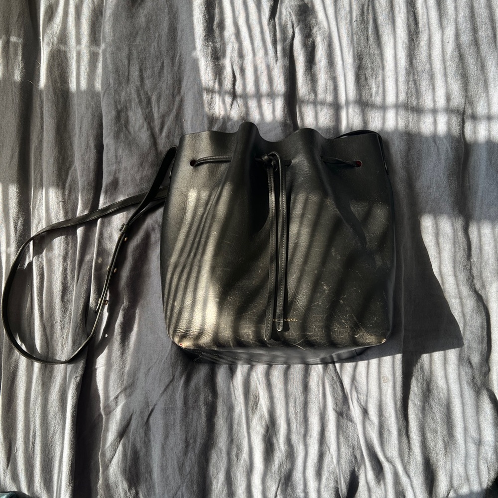 Mansur Gavriel black bucket bag w red interior